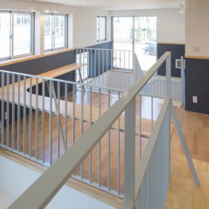 六層二階建ての窓/リナスト障がい者福祉施設 2階ホール