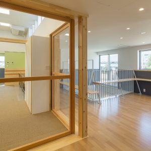 六層二階建ての窓/リナスト障がい者福祉施設 2階ホール