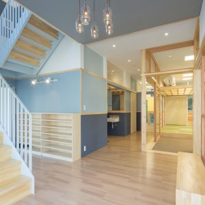 六層二階建ての窓/リナスト障がい者福祉施設 左側に階段、右側に事務所、中央に訓練・作業室