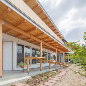 片流れの離れ/homeYG 片流れの軒下と棚