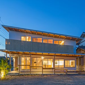 片流れの離れ/homeYG 南側正面（夕景）