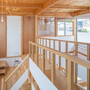 片流れの離れ/homeYG 階段踊り場を見る