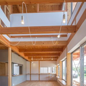 片流れの離れ/homeYG 団らんスペースから食事スペースを見る