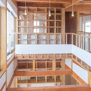 片流れの離れ/homeYG スペース1から吹抜を介してスペース37を見通す