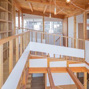 片流れの離れ/homeYG キャットウォークから吹抜を見る