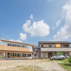 片流れの離れ/homeYG 新設の離れと既設の母屋