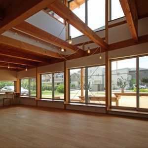 片流れの離れ/homeYG 団らんスペースから庭と母屋を見通す