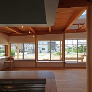 片流れの離れ/homeYG 高さの違う水平連続窓