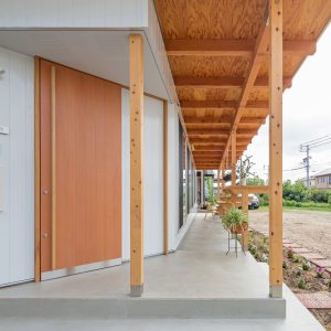 片流れの離れ/homeYG 軒下を西側から見る