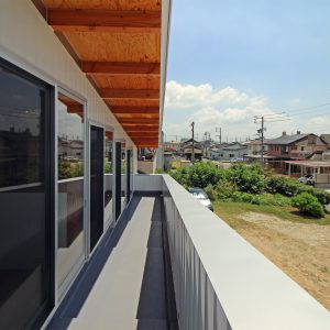 片流れの離れ/homeYG 母屋に向かって段状に下がるバルコニー