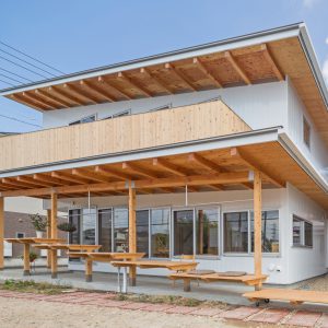 片流れの離れ/homeYG 一番下の棚は車輪の付いた縁台