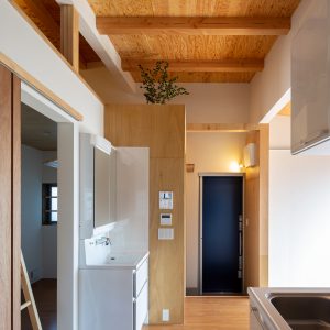 三方向の屋根/annexTK キッチンから出入口方向を見る