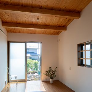 三方向の屋根/annexTK 居間から庭を見る