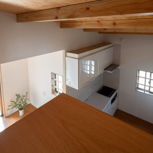 三方向の屋根/annexTK 小屋裏収納から居住部分を見る