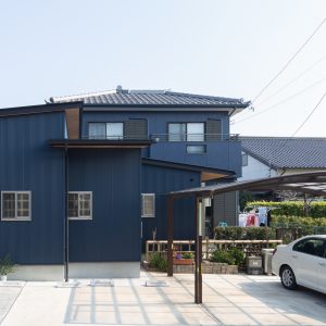 三方向の屋根/annexTK 南側昼景